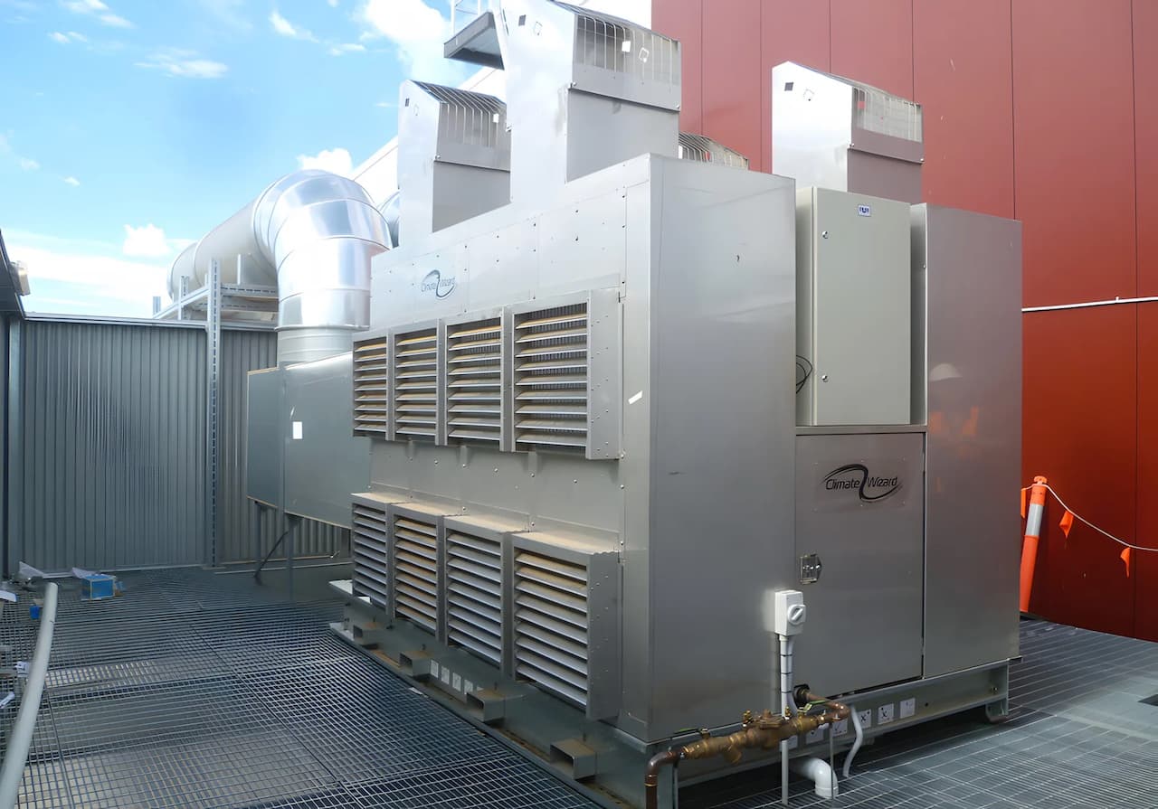 Close-up de un compresor industrial HVAC, mostrando los detalles técnicos de los Equipos de Aire Acondicionado Industriales.