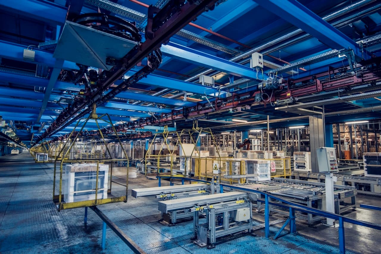 Interior de una planta industrial en Colombia con líneas de producción y equipos HVAC instalados, mostrando cómo los Equipos de Aire Acondicionado Industriales de Climate Gate optimizan procesos.