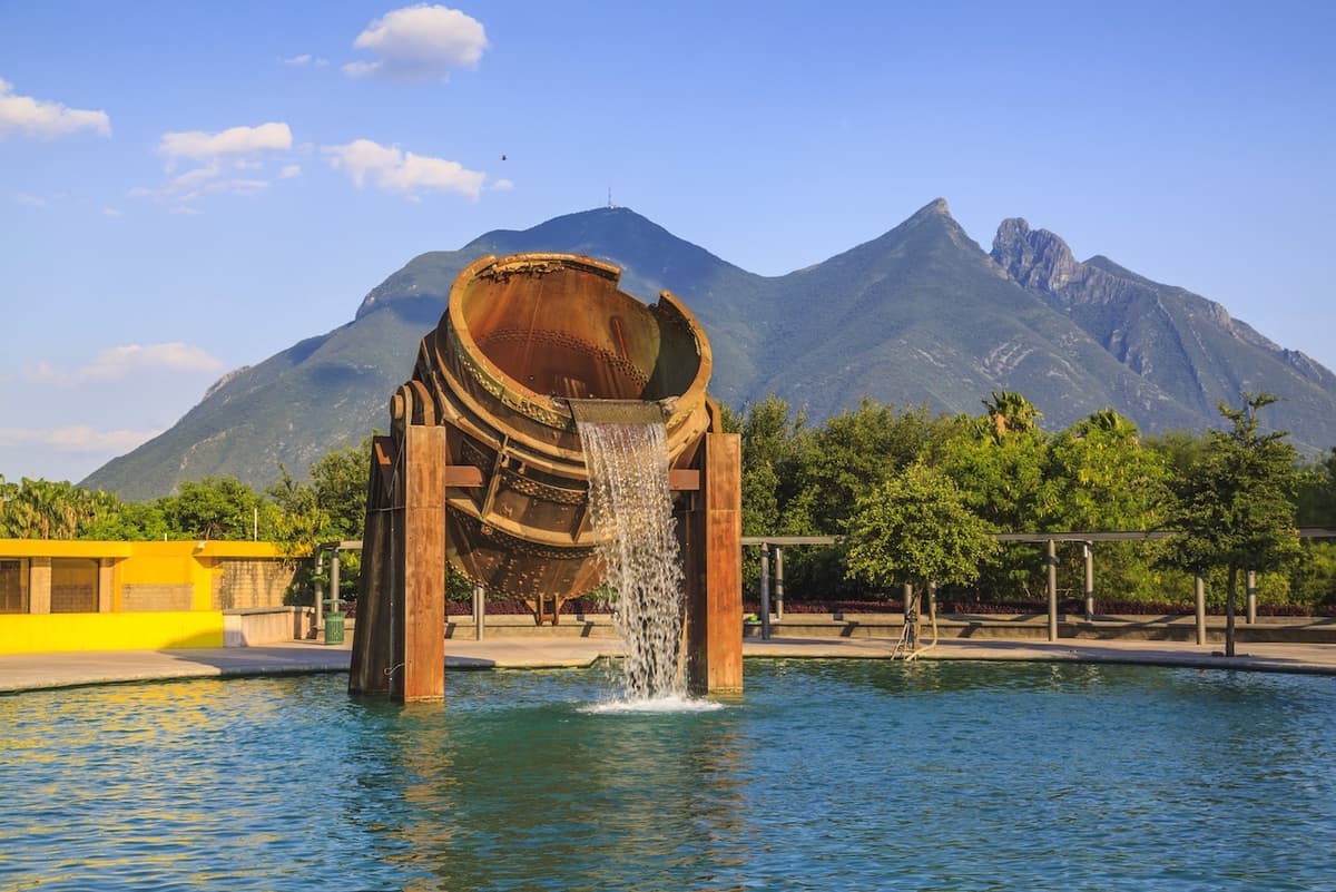 Paisaje montañoso de Monterrey al atardecer, sugiriendo la necesidad de soluciones de climatización eficiente como los Equipos de Aire Acondicionado Industriales de Climate Gate.