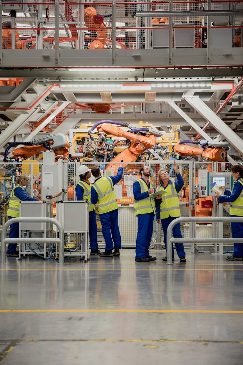 Personal de Climate Gate en una planta, supervisando la instalación de Equipos de Aire Acondicionado Industriales para asegurar su correcto funcionamiento.