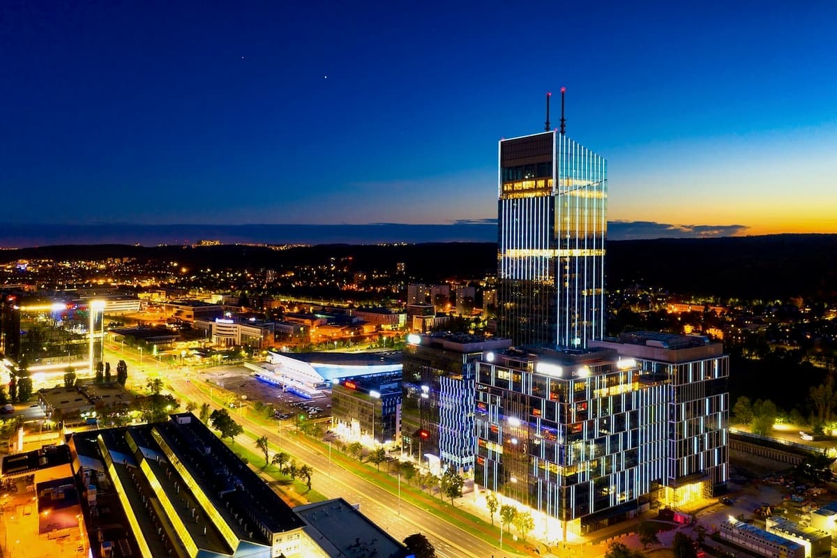 Panorámica nocturna de Monterrey con rascacielos iluminados, enfatizando cómo Mobile Max 2 puede ser usado en grandes edificaciones para ventilación.