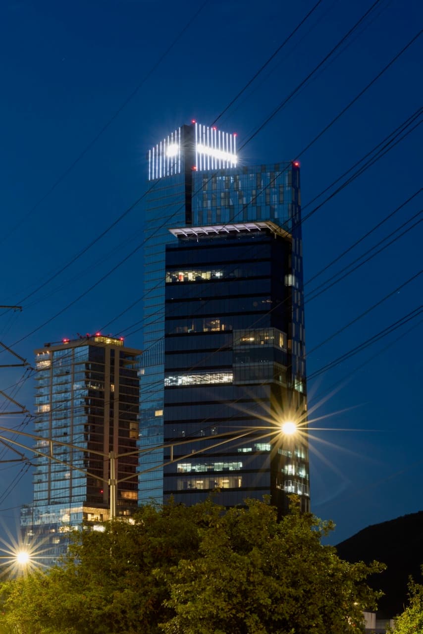 Rascacielos iluminado durante la noche en Monterrey, ejemplo de edificios que pueden beneficiarse de la climatización con Mobile Max 2.