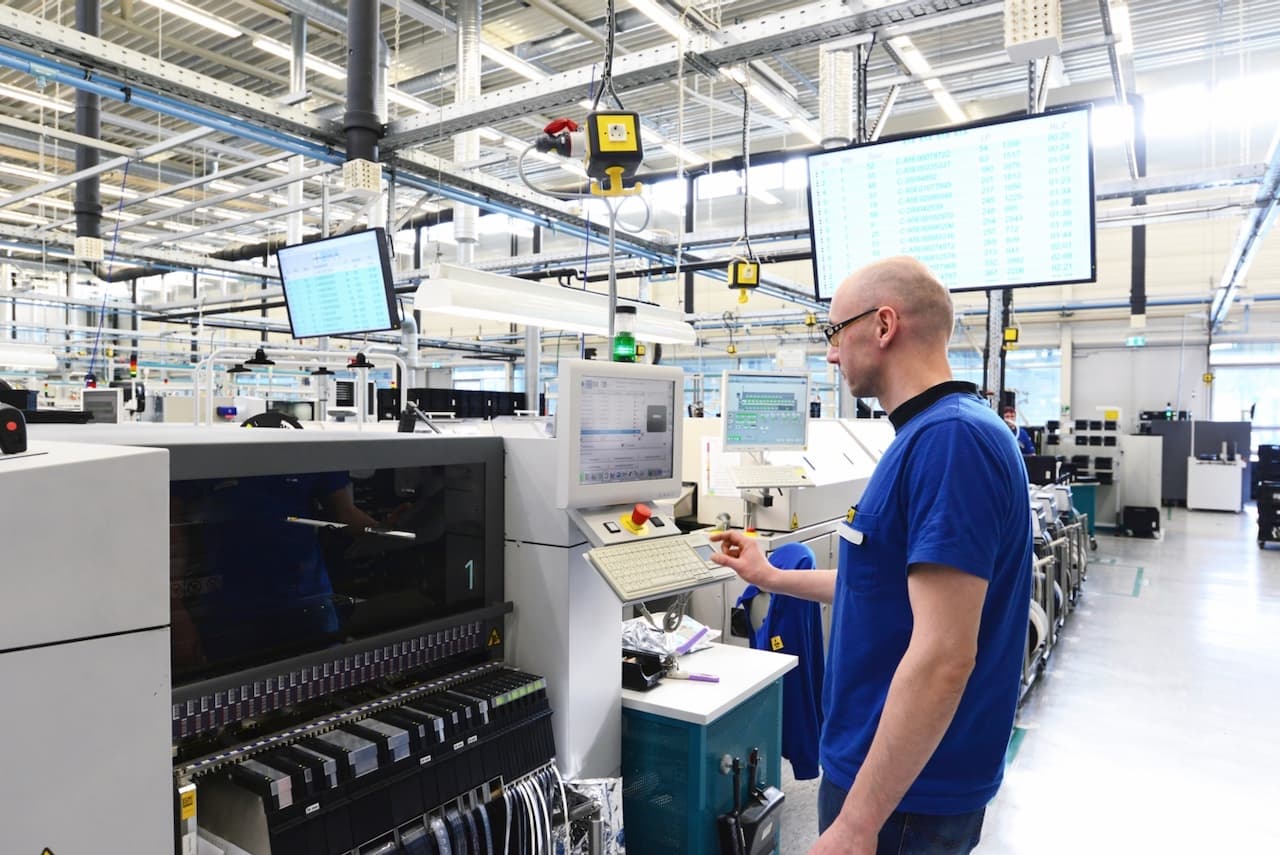 Trabajador supervisando una línea de producción automatizada, con Mobile Max 2 asegurando un entorno de trabajo cómodo y seguro.