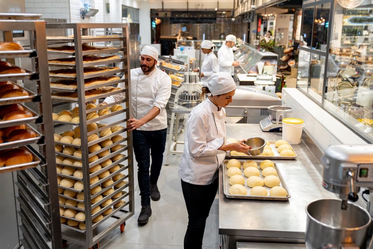 Cocina industrial con chefs trabajando en un ambiente fresco, gracias a los Equipos de Aire Acondicionado Portátiles distribuidos por Climate Gate.