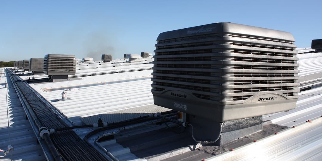 Cerca del ventilador TBS-580, mostrando su diseño robusto y su capacidad para enfriar grandes áreas industriales.