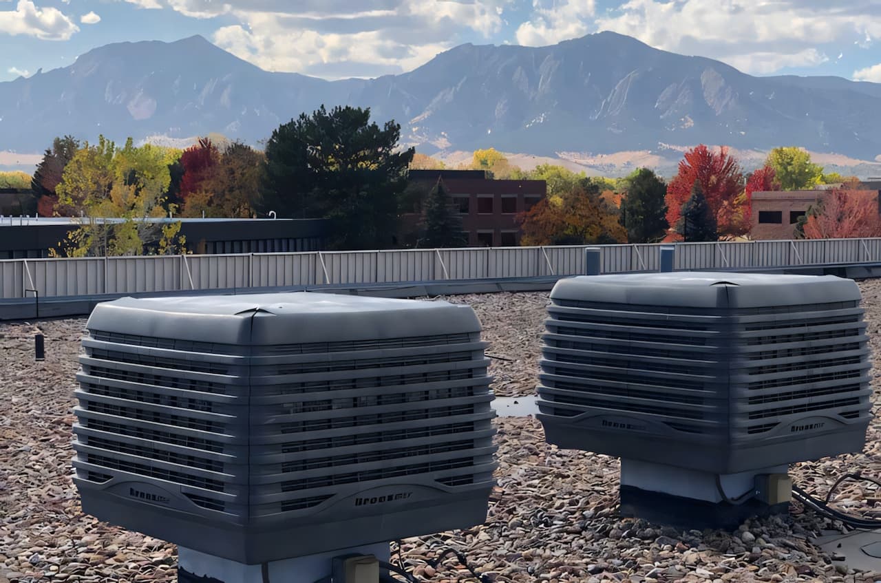 Vista de techos industriales con varios ventiladores TBS-580 instalados, asegurando una distribución uniforme del aire.
