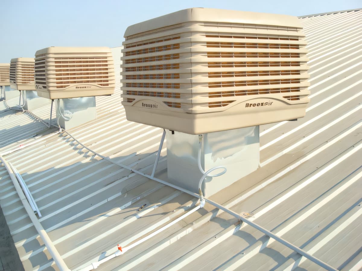 Techos metálicos con ventiladores TBS-580 montados, mostrando la implementación en edificios industriales para una ventilación eficiente.