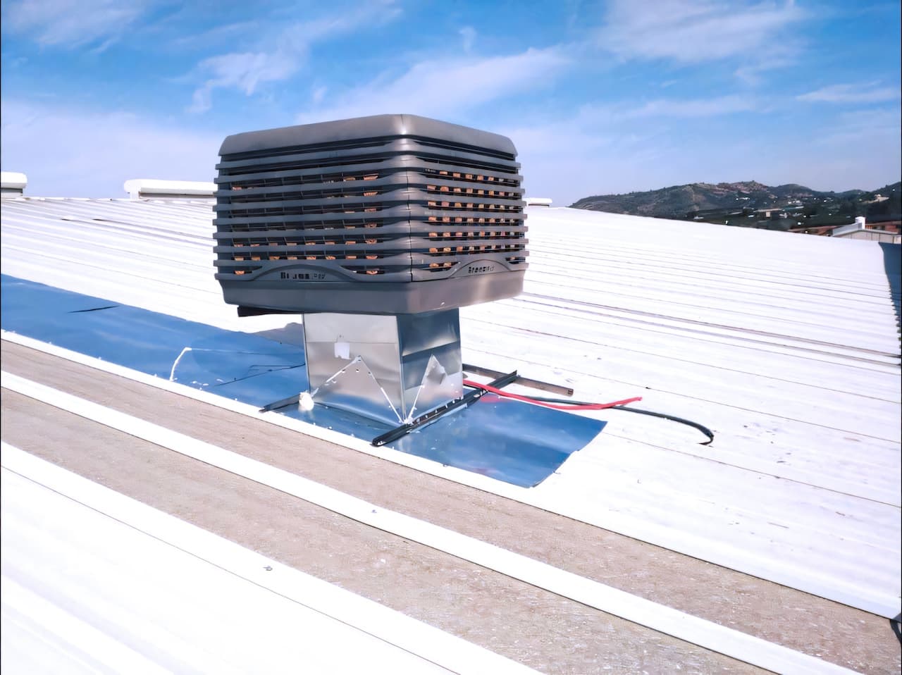 Unidad de ventilación TBSI-580 instalada en el techo de un edificio industrial, mostrando su eficiencia y facilidad de instalación.
