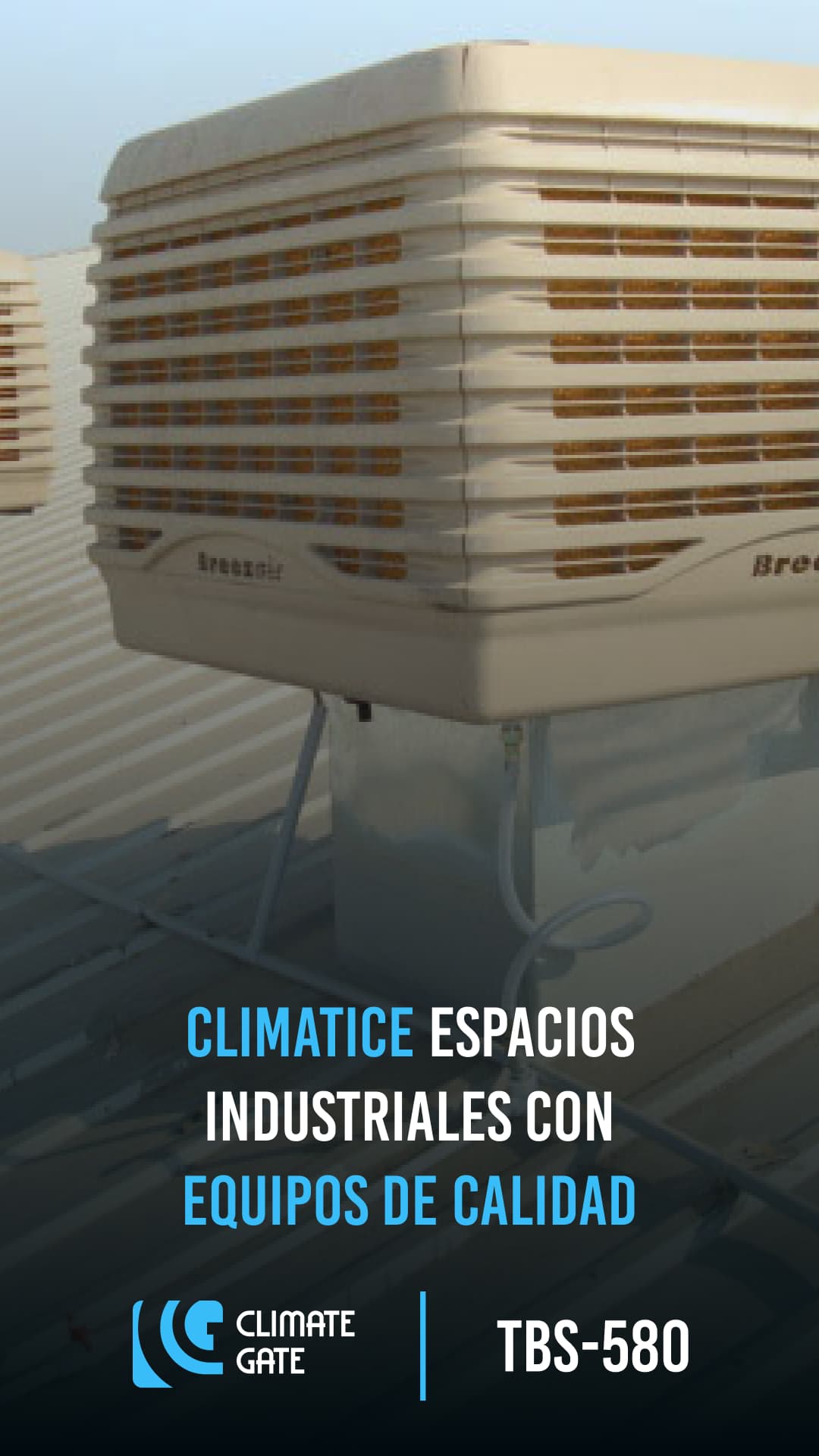 Vista cercana de un ventilador TBS-580 en una instalación industrial, destacando su eficacia en la climatización de espacios amplios.